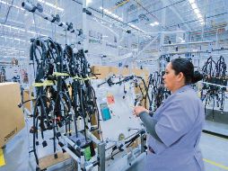 Una operadora supervisa procesos en planta manufacturera; especialistas advierten que empresas deben revisar y actualizar sus pólizas para evitar vacíos de cobertura ante nuevos criterios internacionales de reaseguro y garantizar la continuidad operativa frente a riesgos emergentes. ESPECIAL