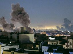 Columnas de humo se elevan tras el impacto de misiles iraníes en zona urbana de Israel, en la más reciente escalada del conflicto regional. AFP