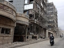 La gente pasa frente al hospital Gandhi destruido en Teherán, Irán, el 2 de marzo de 2026. El hospital Gandhi fue alcanzado por los ataques aéreos israelíes el 1 de marzo. EFE/A. TAHERKENAREH