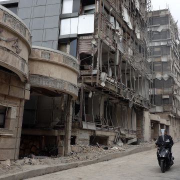 La gente pasa frente al hospital Gandhi destruido en Teherán, Irán, el 2 de marzo de 2026. El hospital Gandhi fue alcanzado por los ataques aéreos israelíes el 1 de marzo. EFE/A. TAHERKENAREH