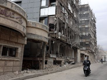 La gente pasa frente al hospital Gandhi destruido en Teherán, Irán, el 2 de marzo de 2026. El hospital Gandhi fue alcanzado por los ataques aéreos israelíes el 1 de marzo. EFE/A. TAHERKENAREH