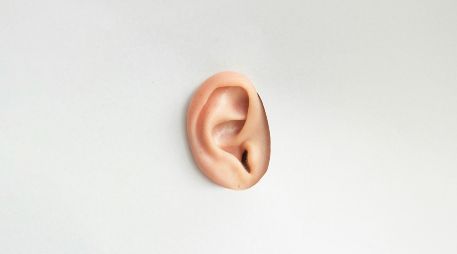 El cerumen, formado por células muertas y aceites naturales, actúa como una barrera frente al polvo y la suciedad. Unsplash