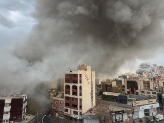 Columnas de humo se elevan desde edificios en Teherán el 2 de marzo del  2026. AP/M. Ganji