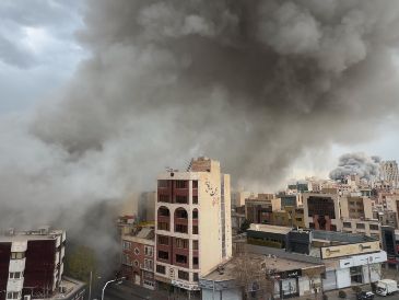 Columnas de humo se elevan desde edificios en Teherán el 2 de marzo del  2026. AP/M. Ganji