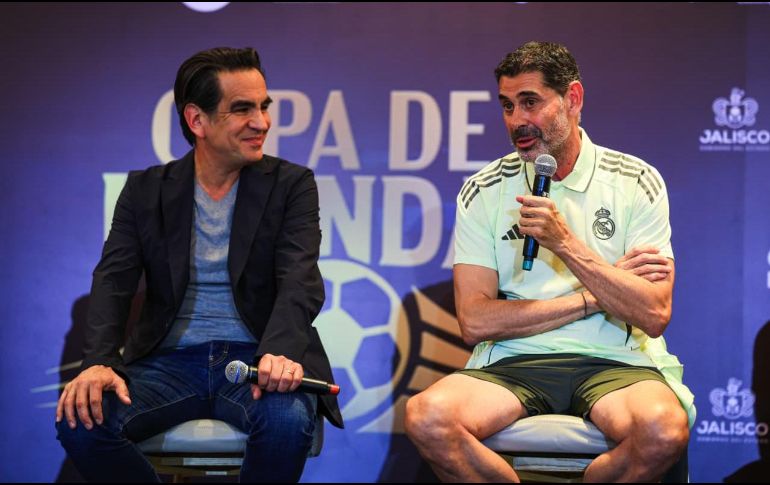 Durante la conferencia de prensa antes del partido de leyendas de este martes, Fernando Hierro reveló que sigue de cerca a Chivas revisando sus resultados. EL INFORMADOR / J. Acosta