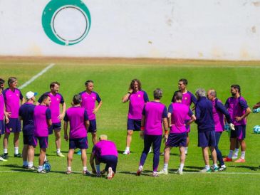 El entrenamiento se desarrolló en un ambiente relajado, con ejercicios de calentamiento, trabajo con balón y dinámicas recreativas que permitieron la interacción con los aficionados. EL INFORMADOR/ A. NAVARRO.