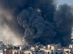 Vista de la columna de humo tras un ataque aéreo israelí en Bourj Al Barajneh, en los suburbios del sur de Beirut, Líbano, este lunes. EFE/ Wael Hamzeh