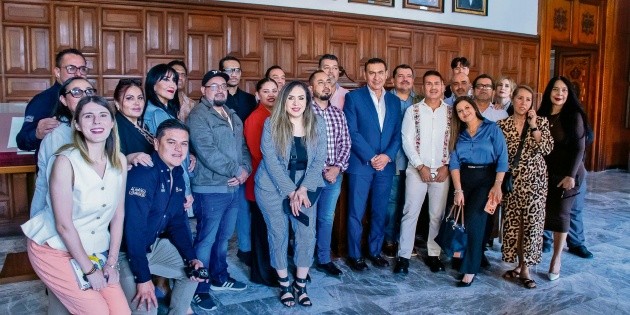 Gobierno de Jalisco acuerda alza salarial para los bur&oacute;cratas