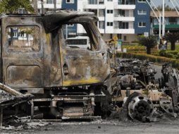 Fotografía de un vehículo incendiado en una vía de Puerto Vallarta, Jalisco. EFE/A. Montero