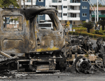 Fotografía de un vehículo incendiado en una vía de Puerto Vallarta, Jalisco. EFE/A. Montero