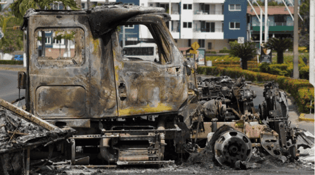 Fotografía de un vehículo incendiado en una vía de Puerto Vallarta, Jalisco. EFE/A. Montero