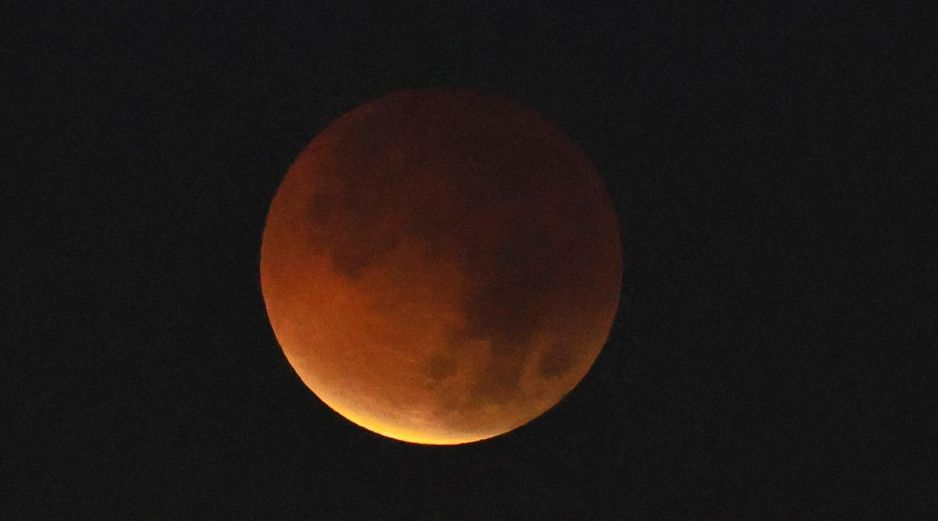 Evolución del eclipse total de luna este martes, 3 de marzo, en ciudad de Panamá. EFE/ B. Velasco