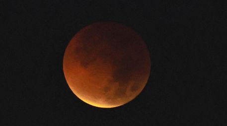Evolución del eclipse total de luna este martes, 3 de marzo, en ciudad de Panamá. EFE/ B. Velasco