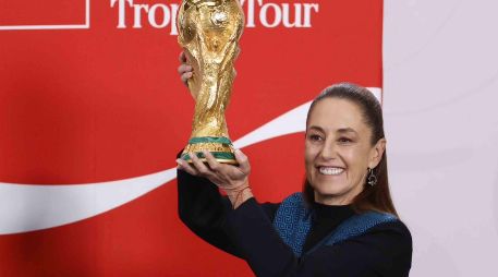 Con el trofeo ya en suelo capitalino y la cuenta regresiva en marcha, la estampa de la Copa del Mundo en Palacio Nacional dejó una imagen simbólica: México se prepara, una vez más, para mostrarse ante el mundo con balón al centro y silbatazo por venir. SUN / D. S. Sánchez