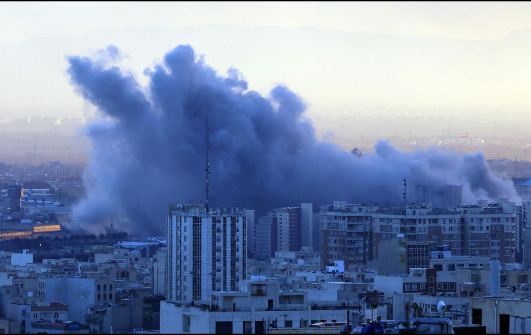 El Ejército israelí atacó este lunes el edificio en la ciudad iraní de Qom de la Asamblea de Expertos, el cuerpo de clérigos que debe elegir al sucesor del ayatolá Alí Jameneí. EFE/A. TAHERKENAREH