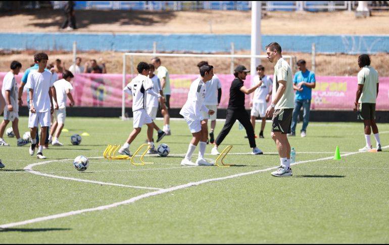 Durante la jornada, 100 menores de entre 11 y 16 años participaron en entrenamientos especializados junto a exjugadores históricos del club español. CORTESÍA/ Gobierno de Zapopan