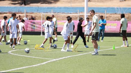 Durante la jornada, 100 menores de entre 11 y 16 años participaron en entrenamientos especializados junto a exjugadores históricos del club español. CORTESÍA/ Gobierno de Zapopan
