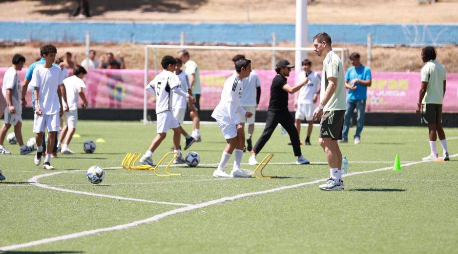 Durante la jornada, 100 menores de entre 11 y 16 años participaron en entrenamientos especializados junto a exjugadores históricos del club español. CORTESÍA/ Gobierno de Zapopan