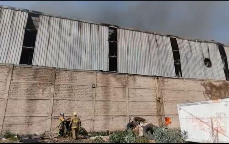 Autoridades informaron que el fuego se extendió en un área aproximada de 40 x 80 metros dentro de la recicladora. CAPTURA DE PANTALLA/CORTESÍA