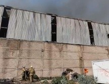 Autoridades informaron que el fuego se extendió en un área aproximada de 40 x 80 metros dentro de la recicladora. CAPTURA DE PANTALLA/CORTESÍA