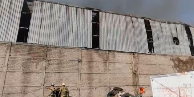 El Salto: Incendio en recicladora moviliza a cuerpos de emergencia