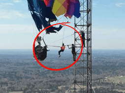 Los bomberos tuvieron que escalar utilizando equipo especializado/Longview Fire Department