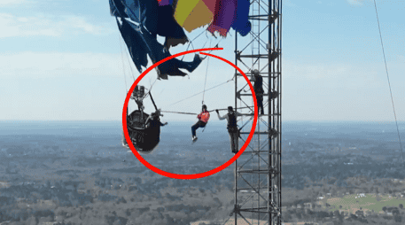 Los bomberos tuvieron que escalar utilizando equipo especializado/Longview Fire Department