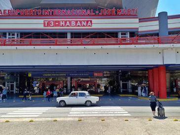 A raíz del primer anuncio de este tipo, todas las aerolíneas canadienses y rusas cancelaron temporalmente sus conexiones con la isla. EFE/Ernesto Mastrascusa