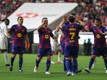 Barcelona se quedó con la Copa de Leyendas, que reunió figuras que parecía impensable ver en la ciudad y terminaron con abrazos en el centro del campo. EL INFORMADOR/ A. NAVARRO.