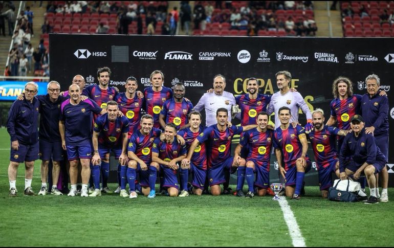 Barcelona se quedó con la Copa de Leyendas, que reunió figuras que parecía impensable ver en la ciudad y terminaron con abrazos en el centro del campo. EL INFORMADOR/ A. NAVARRO.
