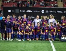 Barcelona se quedó con la Copa de Leyendas, que reunió figuras que parecía impensable ver en la ciudad y terminaron con abrazos en el centro del campo. EL INFORMADOR/ A. NAVARRO.