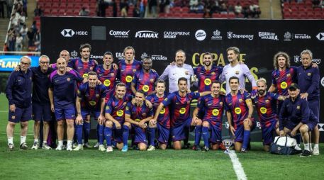 Barcelona se quedó con la Copa de Leyendas, que reunió figuras que parecía impensable ver en la ciudad y terminaron con abrazos en el centro del campo. EL INFORMADOR/ A. NAVARRO.