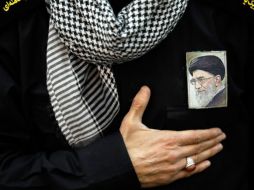 Devoto lleva un retrato del líder supremo iraní, el ayatolá Alí Jamenei, en el pecho. EFE/A. Taherkenareh