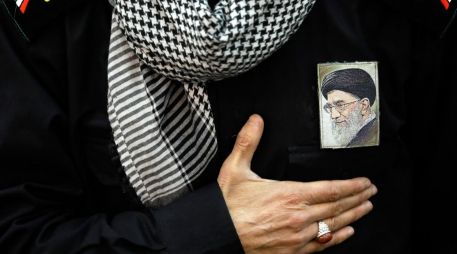 Devoto lleva un retrato del líder supremo iraní, el ayatolá Alí Jamenei, en el pecho. EFE/A. Taherkenareh