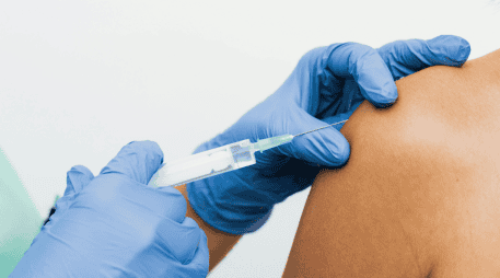 En centros médicos y campañas oficiales de vacunación, el manejo y verificación de las dosis sigue protocolos estrictos para garantizar la seguridad de la población.  CANVA