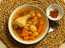 Muchos especialistas miran esto como mitos, más que realidades, pero no pueden negar que un plato caliente es reconfortante cuando se tiene un malestar, sea cual sea la causa.  CANVA