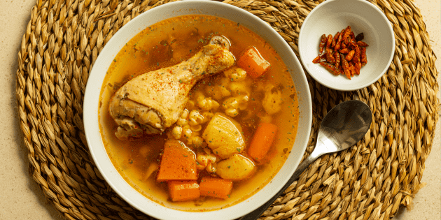 Cruda: C&oacute;mo funciona el caldo de pollo para curar la resaca