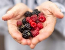 ¿Qué beneficios tiene consumir frutos rojos? UNSPLASH / Z. RICHARDSON