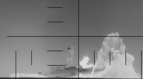 La fotografía es tomada de la cuenta oficial en X del Departamento de Guerra de los Estados Unidos @DeptofWar donde se muestra el hundimiento de un buque de guerra iraní por parte de un submarino estadounidense. EFE / @deptofwar