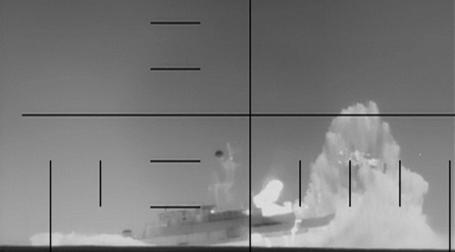 La fotografía es tomada de la cuenta oficial en X del Departamento de Guerra de los Estados Unidos @DeptofWar donde se muestra el hundimiento de un buque de guerra iraní por parte de un submarino estadounidense. EFE / @deptofwar
