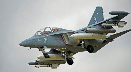 YAK-130, un avión de combate ligero, modelo que Israel aseguró haber derribado sobre Teherán. AFP