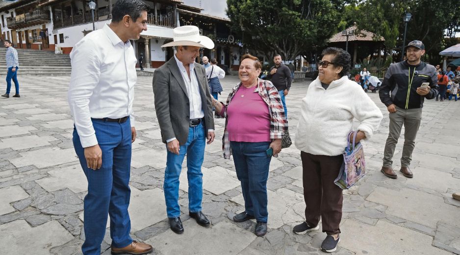 Junto con el alcalde de Tapalpa, Antonio Morales Díaz (izquierda), el gobernador Pablo Lemus recorrió la cabecera municipal, donde anunció un fondo para apoyar a los comercios, trabajadores y familias afectadas por la suspensión de actividades durante los disturbios del pasado 22 de febrero. ESPECIAL