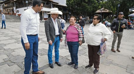 Junto con el alcalde de Tapalpa, Antonio Morales Díaz (izquierda), el gobernador Pablo Lemus recorrió la cabecera municipal, donde anunció un fondo para apoyar a los comercios, trabajadores y familias afectadas por la suspensión de actividades durante los disturbios del pasado 22 de febrero. ESPECIAL