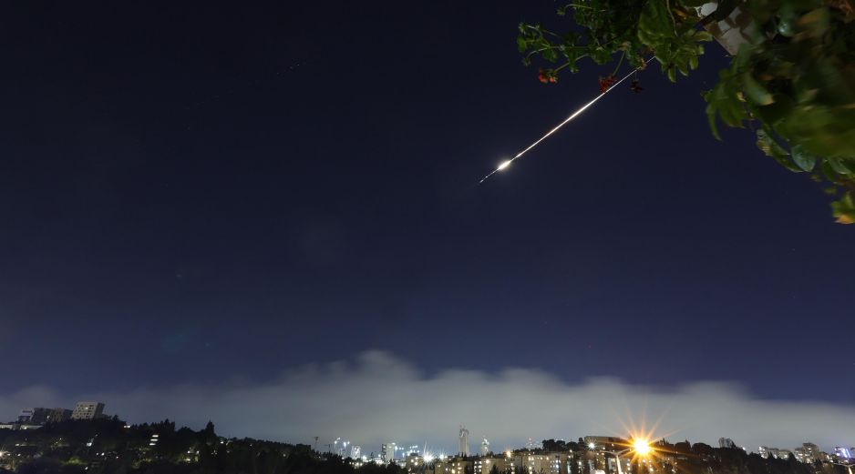 Un misil iraní es interceptado en el cielo de Tal Aviv. EFE/A. Sultan