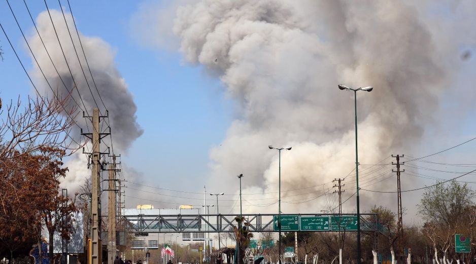 Israel y Estados Unidos comenzaron el sábado una ofensiva contra Irán con ataques con misiles y drones que han acabado con el jefe supremo Alí Jameneí. EFE/A. TAHERKENAREH