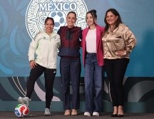 Aparecieron para anunciar el concurso la futbolista Charlyn Corral, la árbitra internacional Katia Itzel García Mendoza y la periodista deportiva Gabriela Fernández, junto a la Presidenta Claudia Sheinbaum. SUN / L. Camacho