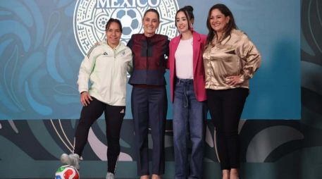 Aparecieron para anunciar el concurso la futbolista Charlyn Corral, la árbitra internacional Katia Itzel García Mendoza y la periodista deportiva Gabriela Fernández, junto a la Presidenta Claudia Sheinbaum. SUN / L. Camacho
