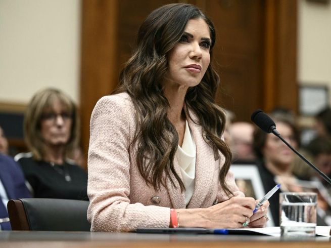 Kristi Noem, ahora ex secretaria de Seguridad Nacional de Estados Unidos. AFP / B. Smialowski