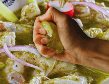 el jugo de limón no cuece el pescado o el camarón en el sentido tradicional, pero su ácido provoca cambios físicos y químicos en las proteínas que parecen similares a los efectos de una cocción ligera. ESPECIAL / CANVA