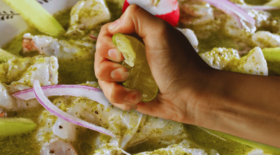el jugo de limón no cuece el pescado o el camarón en el sentido tradicional, pero su ácido provoca cambios físicos y químicos en las proteínas que parecen similares a los efectos de una cocción ligera. ESPECIAL / CANVA